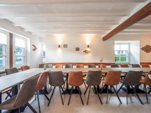 シュライデンにあるCaptivating big holiday home in the Eifel National Park with garden and terraceの大きなテーブルと椅子が備わる大きな会議室を利用できます。