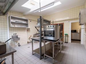 Dapur atau dapur kecil di Holiday home with sauna in the Eifel National Park