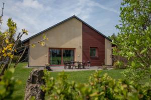 dom ze stołem przed nim w obiekcie FAMILY HOUSE Tisá w mieście Tisá