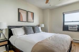 een slaapkamer met een groot wit bed en een raam bij Gold Coast 1br w doorman gym nr Mariano Park CHI-946 in Chicago