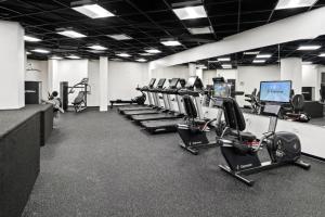 een fitnessruimte met een rij loopbanden en machines bij Gold Coast 1br w doorman gym nr Mariano Park CHI-946 in Chicago