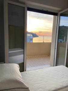 Schlafzimmer mit einem Bett und Meerblick in der Unterkunft Tramonto in Baia in Pesaro