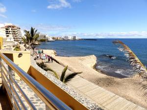 un balcón con vistas a la playa y al océano. en Apartamentos Medano - Duplex Playa en El Médano