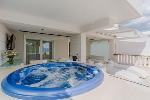 - une grande baignoire bleue au milieu d'une pièce dans l'établissement Damianii Luxury Boutique Hotel & Spa, à Omiš