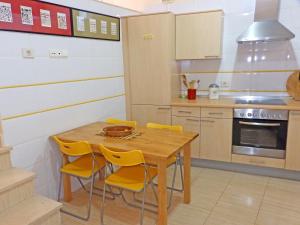 A kitchen or kitchenette at Apartamentos Medano - Duplex Playa