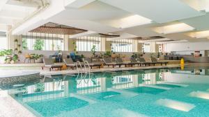 萬隆的住宿－Hotel Savoy Homann，一座配有桌椅的酒店游泳池