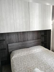 a bedroom with a bed with a wooden headboard at Camogli Golfo Paradiso la casa del Comandante in Camogli