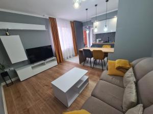 a living room with a couch and a table at Peaceful&Central apartment with garden in Târgu-Mureş