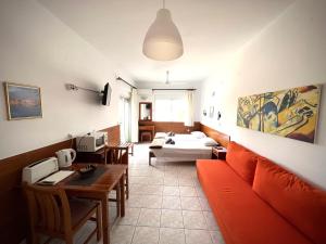 ein Wohnzimmer mit einem Sofa und einem Tisch in der Unterkunft SCALA APARTS & STUDIOS - Rhodes in Afandou