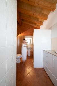ビビオーネにあるCasa Merano Residence & Ristorante Bibione Centroのバスルーム(トイレ、洗面台付)