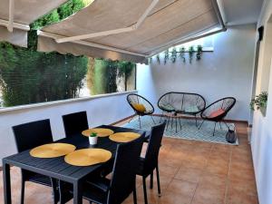 ein Esszimmer mit einem Tisch und Stühlen in der Unterkunft Cal Marc - Piso con piscina y terraza in Ulldecona