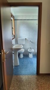 baño con 2 aseos y lavamanos en Agriturismo Le Crede 1930, en Portogruaro