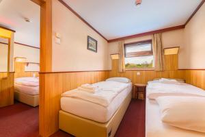 A bed or beds in a room at Fortuna Boat Hotel Budapest