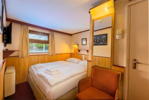 A bed or beds in a room at Fortuna Boat Hotel Budapest