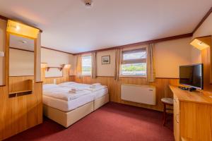 A bed or beds in a room at Fortuna Boat Hotel Budapest