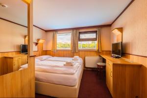A bed or beds in a room at Fortuna Boat Hotel Budapest