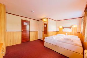A bed or beds in a room at Fortuna Boat Hotel Budapest