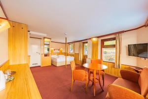 A kitchen or kitchenette at Fortuna Boat Hotel Budapest