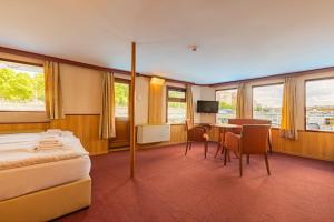A television and/or entertainment centre at Fortuna Boat Hotel Budapest
