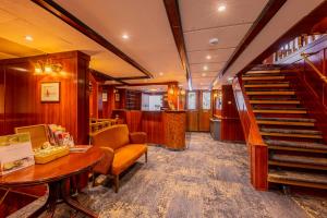 A seating area at Fortuna Boat Hotel Budapest
