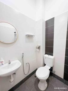 ein Badezimmer mit einem weißen WC und einem Waschbecken in der Unterkunft ZEN RESIDENCE 135 LANGKAWI- 4BR3B-Max 14pax in Kuah