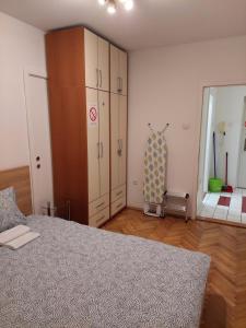 um quarto com uma cama, uma cómoda e um espelho em City passage apartments 2 em Novi Sad