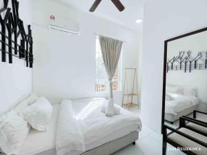 - une chambre blanche avec un lit et un miroir dans l'établissement ZEN RESIDENCE 135 LANGKAWI- 4BR3B-Max 14pax, à Kuah