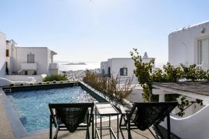 A piscina localizada em She Mykonos Boutique Hotel ou nos arredores