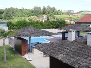 uma vista para um resort com uma piscina e guarda-sóis em FH Hotel Rural em Felgueiras