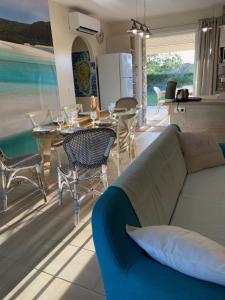 Χώρος καθιστικού στο L'Hacienda Piscine chauffée à 28, spa, boulodrome et court de Tennis privés, 2 villas indépendantes