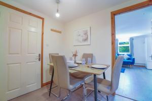 a dining room with a table and chairs at Beautiful 2 Bedroom,freeParking L Buzzard in Leighton Buzzard