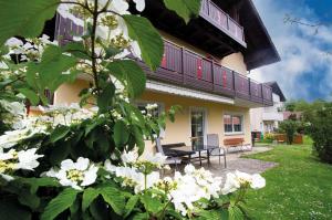 ein Gebäude mit weißen Blumen davor in der Unterkunft Haus Himmelsbach in Bad Füssing