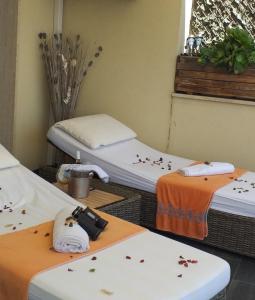 2 Betten in einem Zimmer mit Schmetterlingen auf dem Boden in der Unterkunft Beausoleil near Monaco in Beausoleil