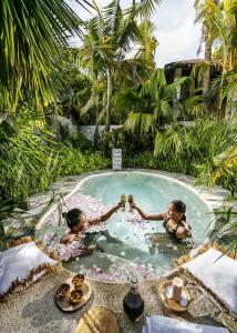 DaanbantayanにあるBuena Vida Resort and Spaの- リゾート内のスイミングプールでの子供2名の遊び