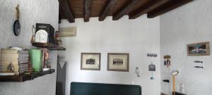 salon z telewizorem i zegarem na ścianie w obiekcie Chrysa's cottage house w mieście Karistos