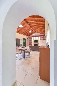 a kitchen and dining room with an archway in a house at EMA Red house in Potámion