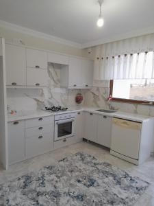 Una cocina o kitchenette en شقة مفروشة للايجار اليومي - كاشيستو -يومرا