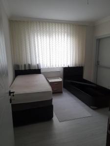 Una cama o camas en una habitación de شقة مفروشة للايجار اليومي - كاشيستو -يومرا