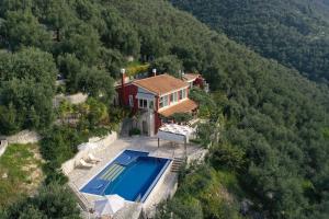una vista aérea de una casa con piscina en Zeitouni Lodge, en Katávolos
