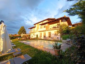 Bazén v ubytování Domus Langhe B&B nebo v jeho okolí