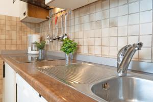 una cucina con lavandino e piano di lavoro di Haus Eva Mar am Meer Appartement 4 a Timmendorfer Strand