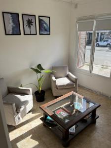Sala de estar con sofás y mesa de centro en Alojamiento temporal La Josefina en Tandil
