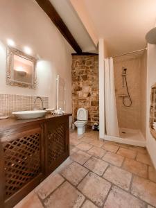 y baño con lavabo, ducha y aseo. en Les Lauriers Roses - Maison d'Hôtes, en Barjac