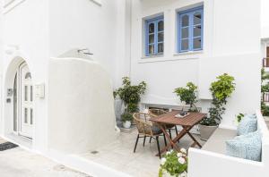 Patio alebo iná vonkajšia časť ubytovania Naxian Nest 2BR Apart Near Beach - Semi Basement