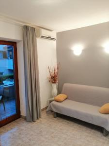 un soggiorno con divano e finestra di Apartment Ema in Postira a Postira (Postire)