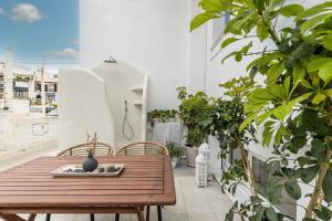 Balkón alebo terasa v ubytovaní Naxian Nest 2BR Apart Near Beach - Semi Basement