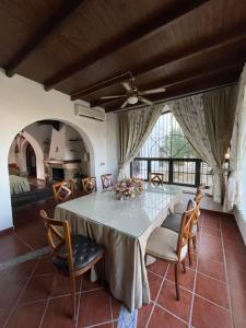 ein großes Esszimmer mit einem Tisch und Stühlen in der Unterkunft Cortijo Doñana in La Puebla de Cazalla