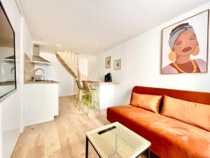 sala de estar con sofá y mesa en Niort - Hyper-Centre - Appartements en Duplex ou Triplex - Wifi Fibre - NOUVEAU, en Niort