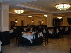 um salão de banquetes com mesas e cadeiras com pessoas sentadas em Villa de Gor em Gor