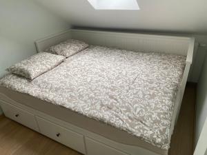 een bed met een wit dekbed en 2 kussens erop bij Apartament u Uli in Kołobrzeg
